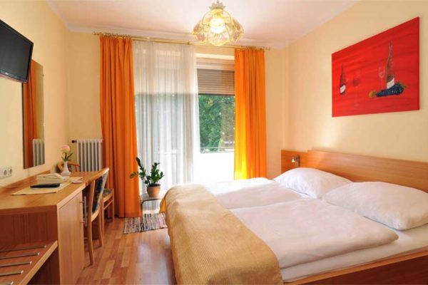 Doppelzimmer mit Balkon & Flat TV